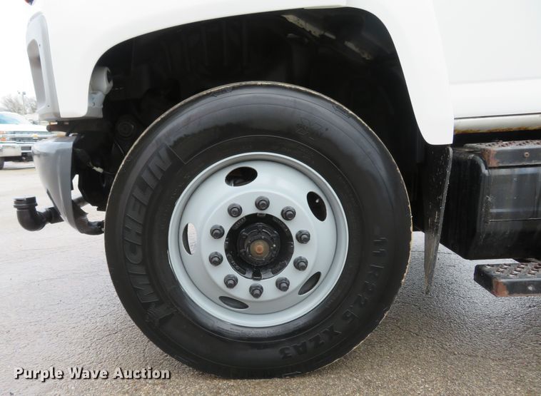 image for item FB9789 2006 GMC C6500  water truck