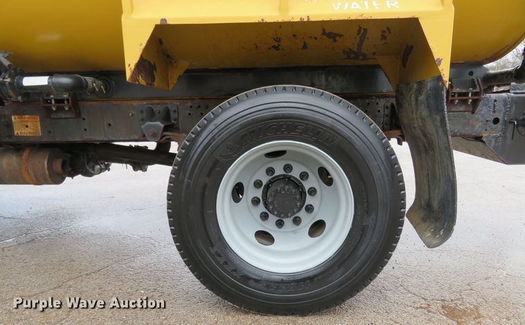 image for item FB9789 2006 GMC C6500  water truck