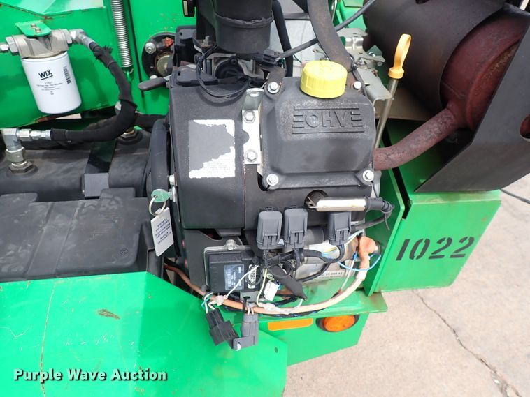 image for item HR9799 2016 Vermeer BC700XL  wood chipper