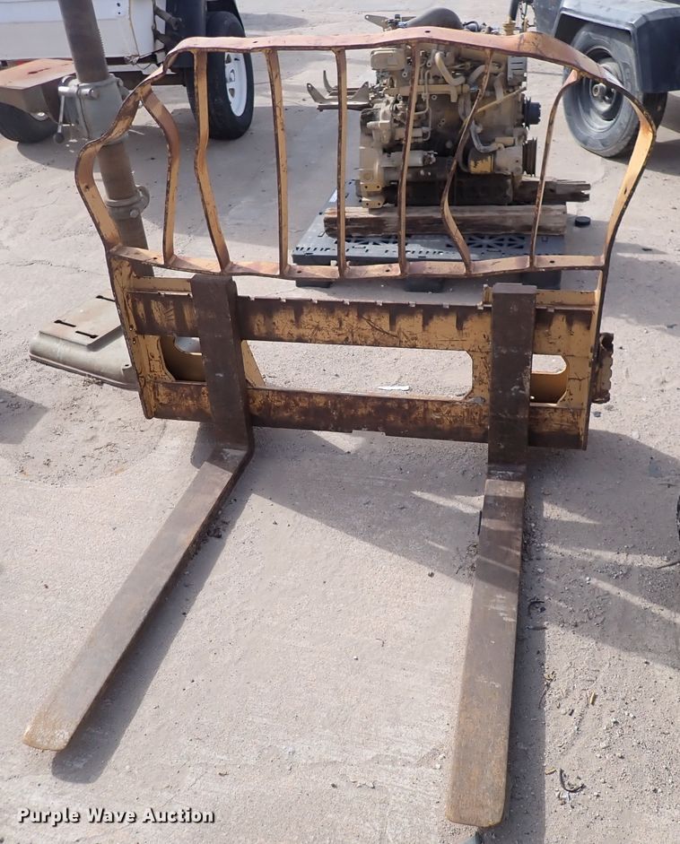 38" L skid steer forks in Wichita, KS Item HR9851 sold Purple Wave