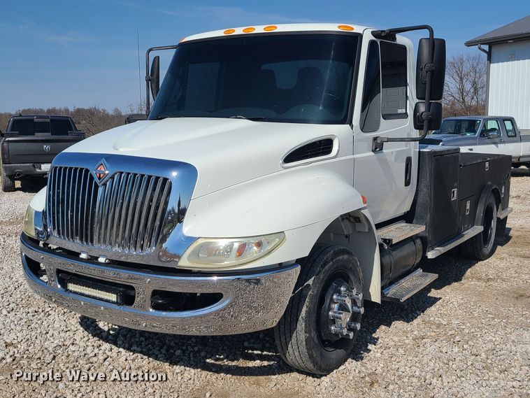 image for item IF9446 2004 International 4300  flatbed truck