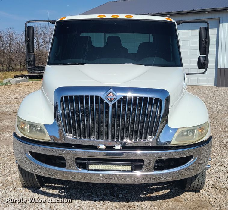 image for item IF9446 2004 International 4300  flatbed truck