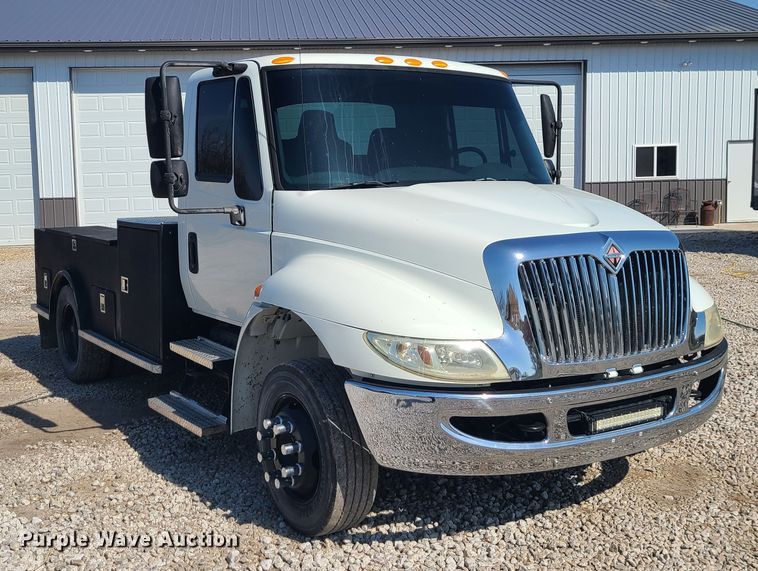 image for item IF9446 2004 International 4300  flatbed truck