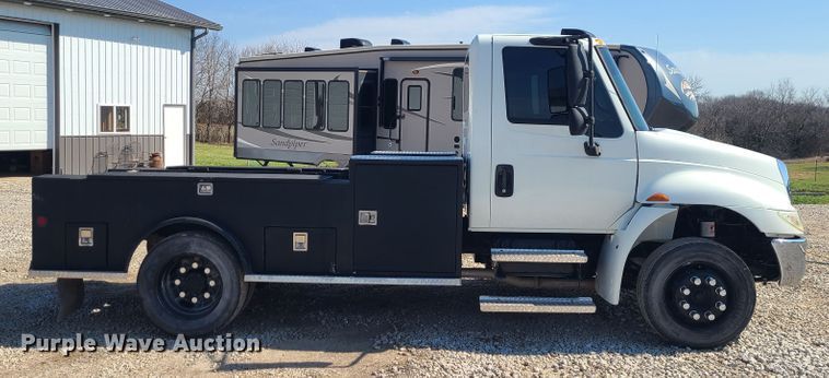 image for item IF9446 2004 International 4300  flatbed truck