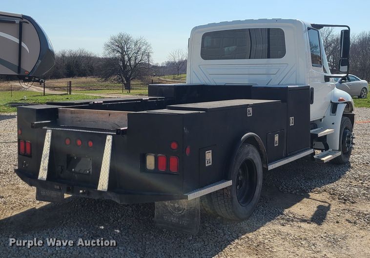 image for item IF9446 2004 International 4300  flatbed truck