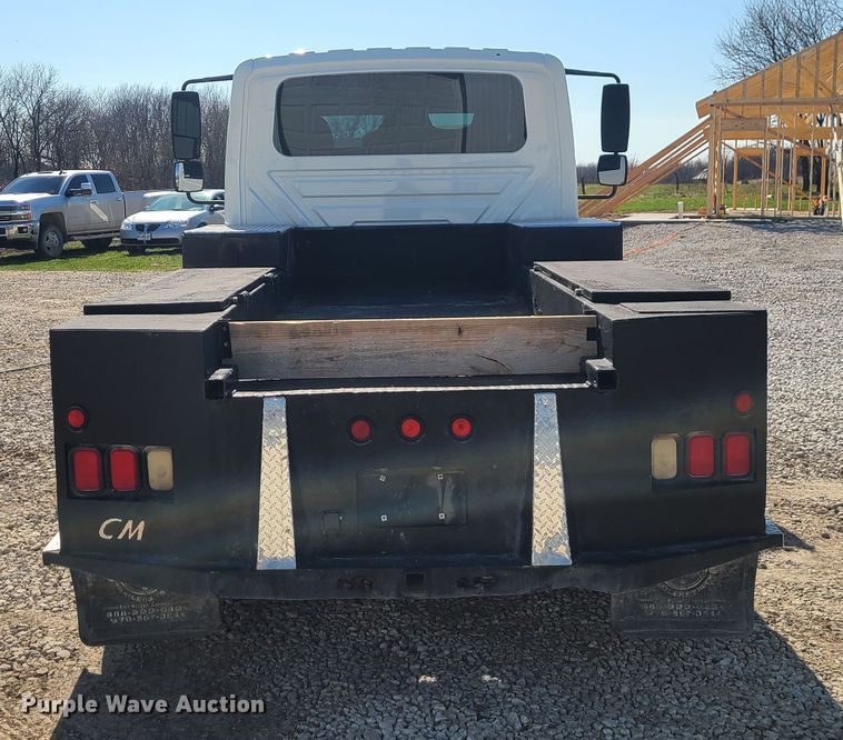 image for item IF9446 2004 International 4300  flatbed truck