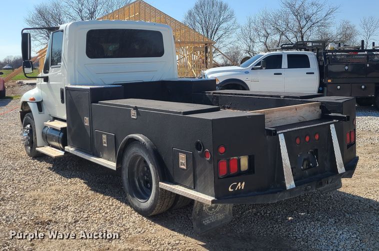 image for item IF9446 2004 International 4300  flatbed truck