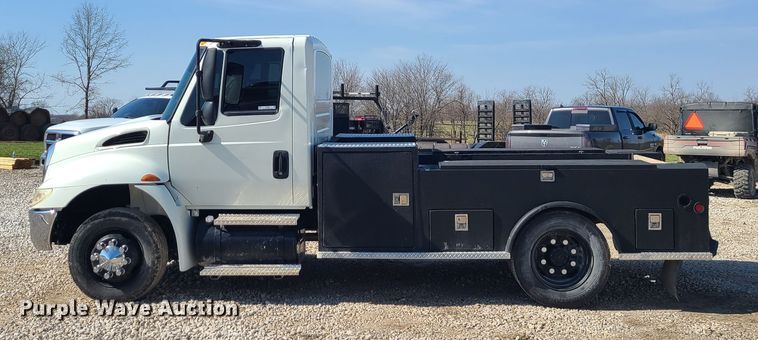 image for item IF9446 2004 International 4300  flatbed truck