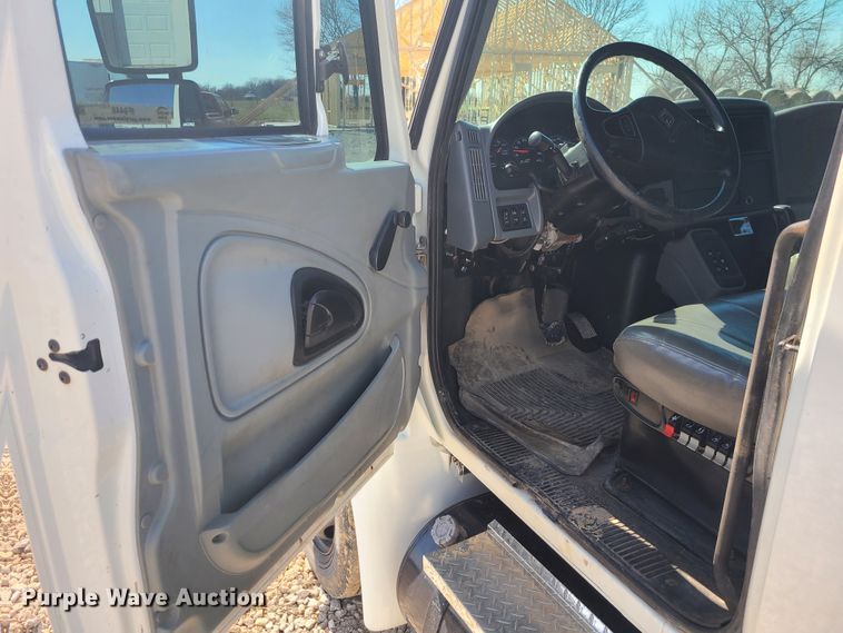 image for item IF9446 2004 International 4300  flatbed truck