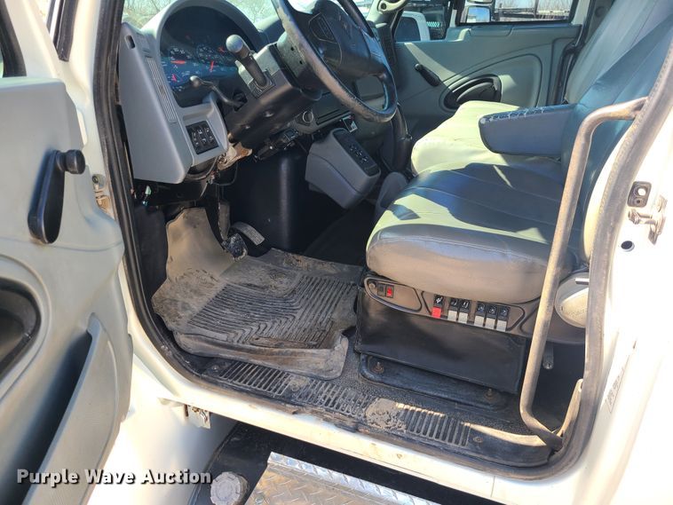 image for item IF9446 2004 International 4300  flatbed truck