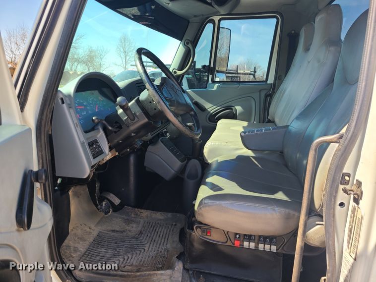 image for item IF9446 2004 International 4300  flatbed truck