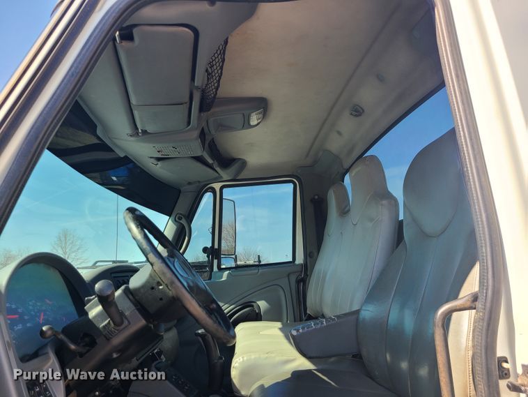 image for item IF9446 2004 International 4300  flatbed truck