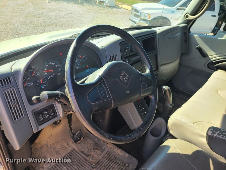 image for item IF9446 2004 International 4300  flatbed truck