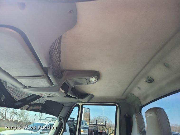 image for item IF9446 2004 International 4300  flatbed truck