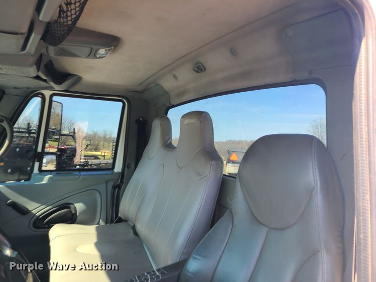 image for item IF9446 2004 International 4300  flatbed truck