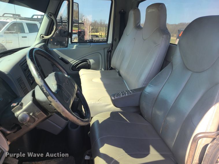 image for item IF9446 2004 International 4300  flatbed truck