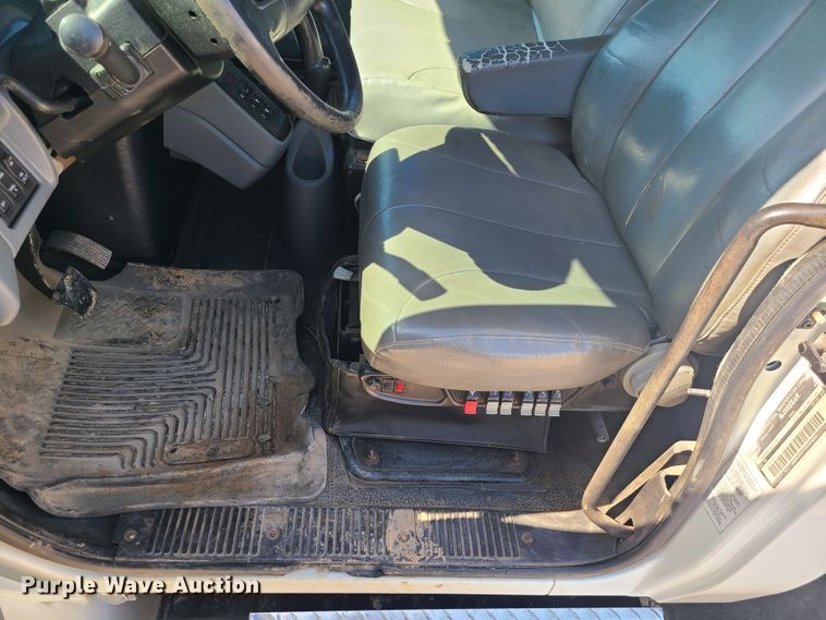 image for item IF9446 2004 International 4300  flatbed truck