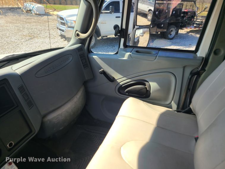 image for item IF9446 2004 International 4300  flatbed truck