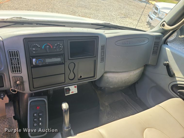 image for item IF9446 2004 International 4300  flatbed truck