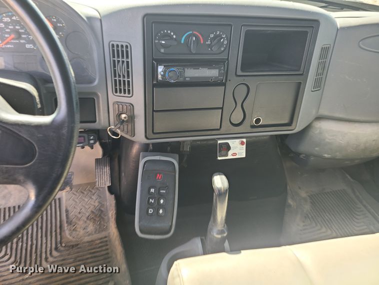 image for item IF9446 2004 International 4300  flatbed truck