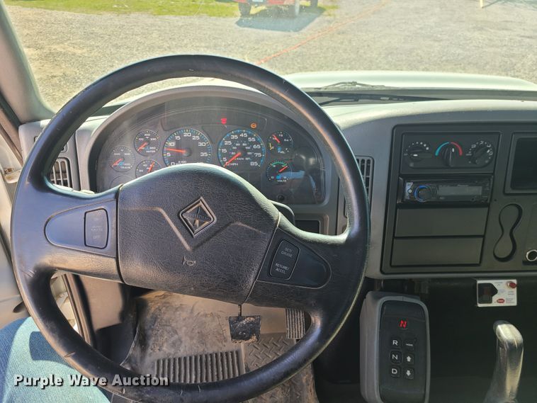 image for item IF9446 2004 International 4300  flatbed truck