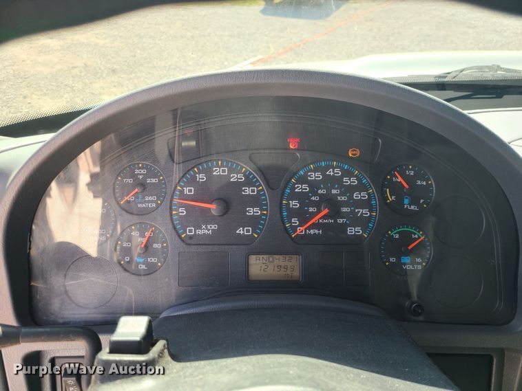 image for item IF9446 2004 International 4300  flatbed truck