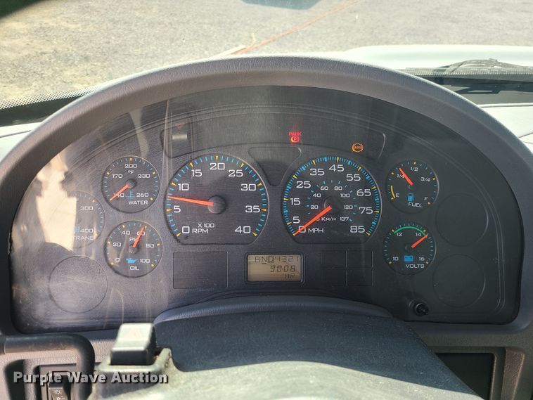 image for item IF9446 2004 International 4300  flatbed truck