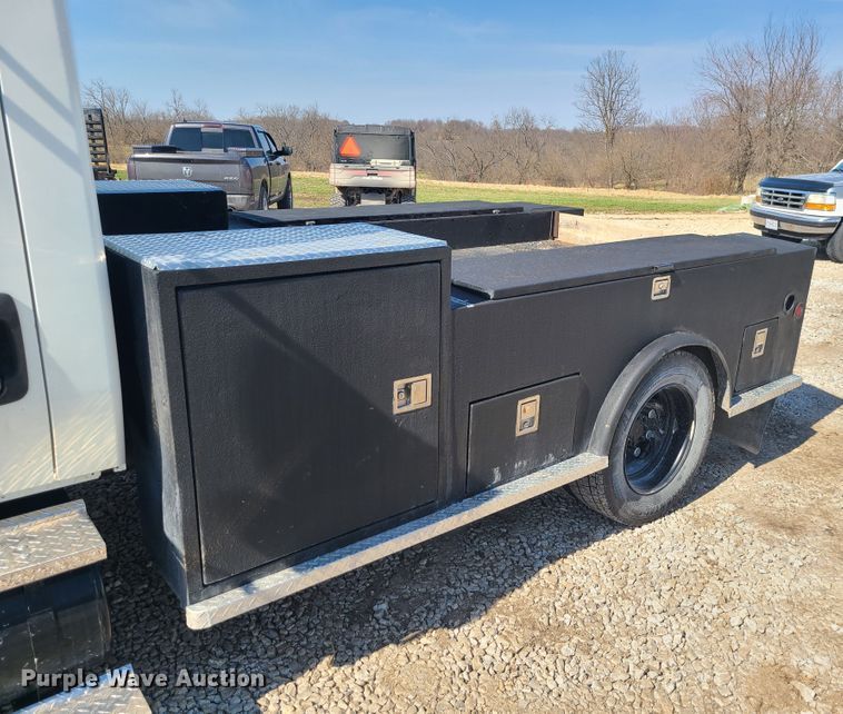 image for item IF9446 2004 International 4300  flatbed truck