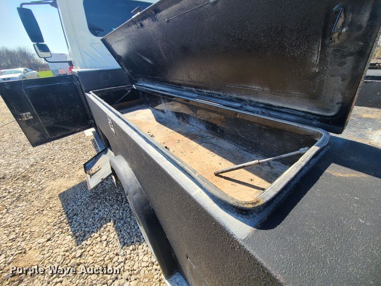 image for item IF9446 2004 International 4300  flatbed truck