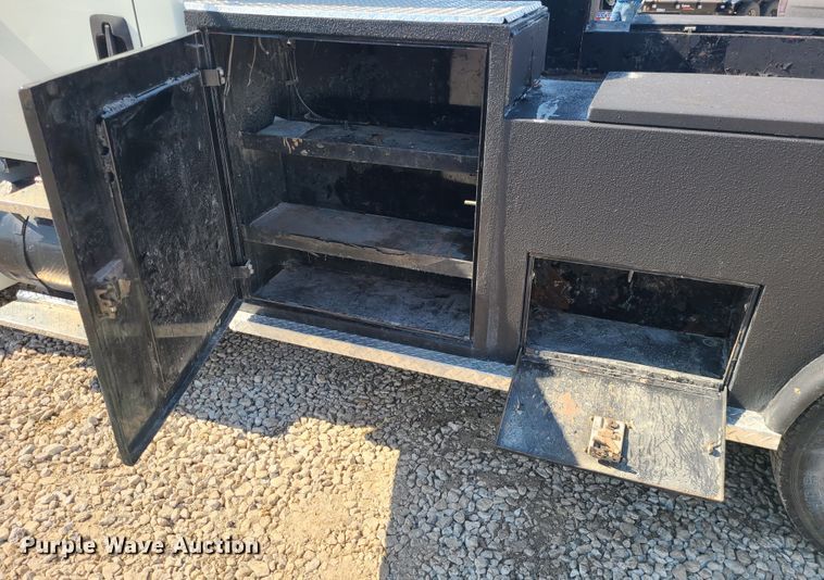 image for item IF9446 2004 International 4300  flatbed truck