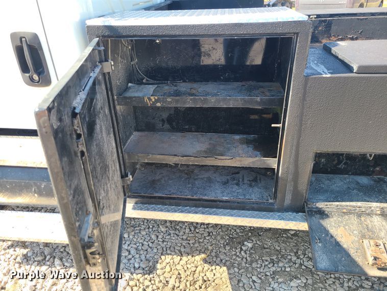 image for item IF9446 2004 International 4300  flatbed truck