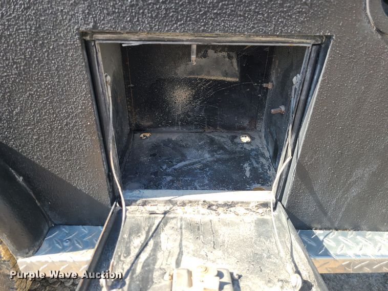 image for item IF9446 2004 International 4300  flatbed truck