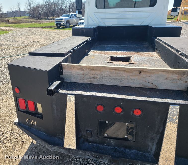 image for item IF9446 2004 International 4300  flatbed truck