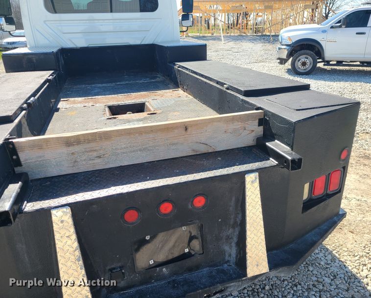 image for item IF9446 2004 International 4300  flatbed truck