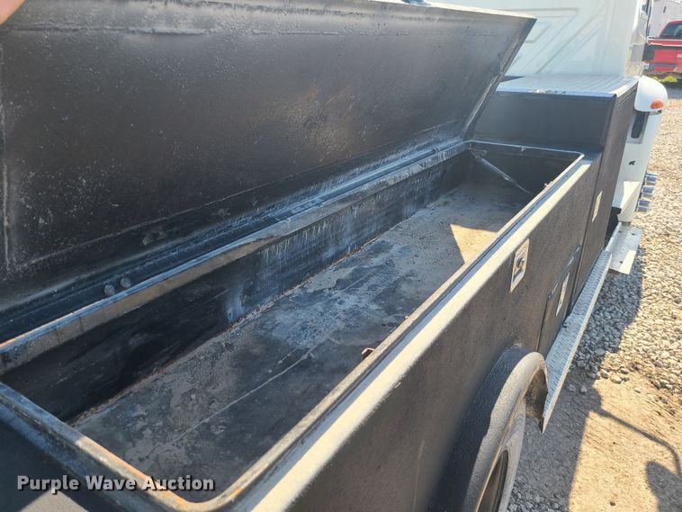 image for item IF9446 2004 International 4300  flatbed truck