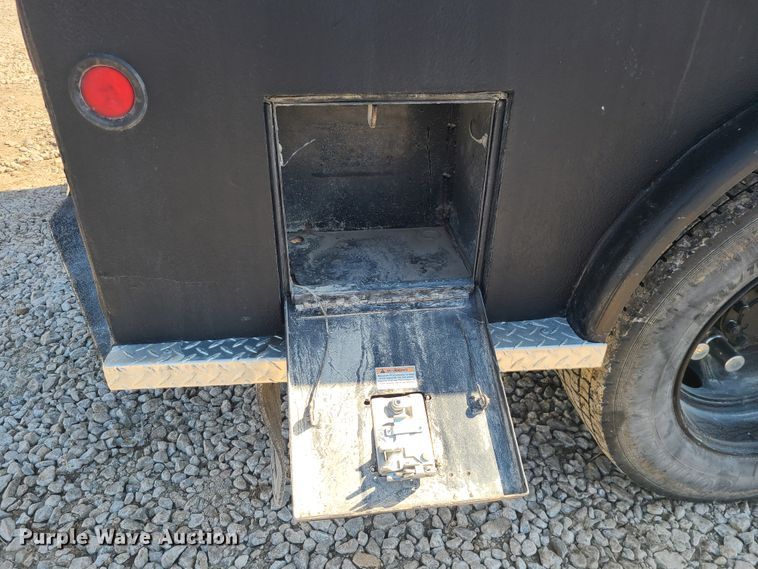 image for item IF9446 2004 International 4300  flatbed truck