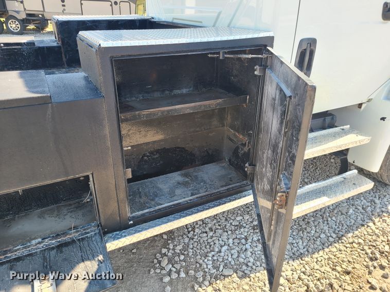 image for item IF9446 2004 International 4300  flatbed truck