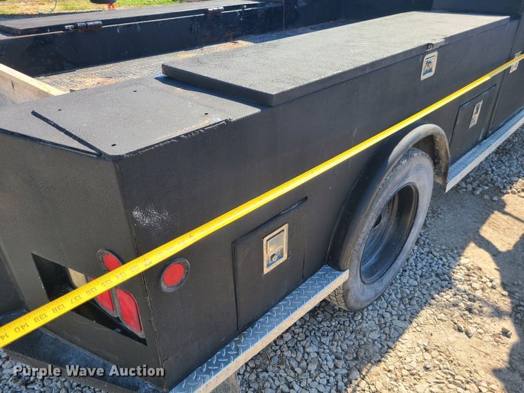 image for item IF9446 2004 International 4300  flatbed truck