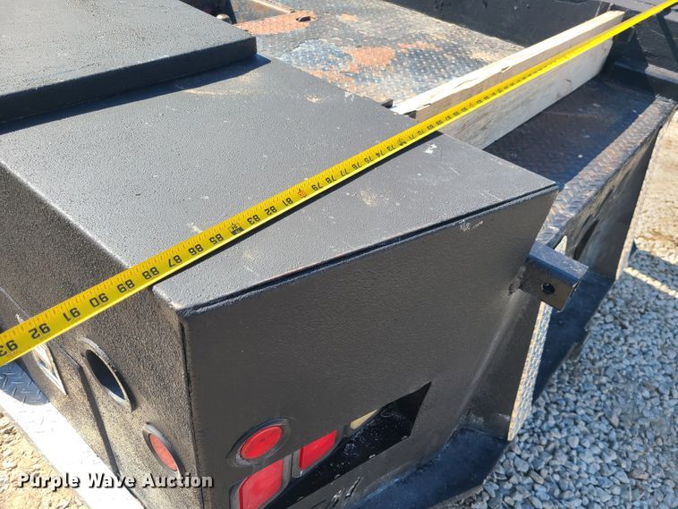 image for item IF9446 2004 International 4300  flatbed truck