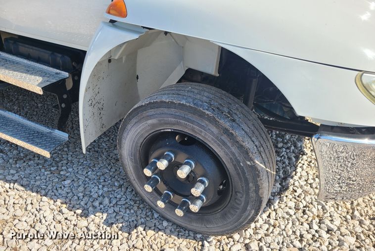 image for item IF9446 2004 International 4300  flatbed truck