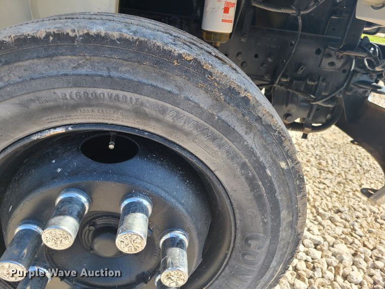 image for item IF9446 2004 International 4300  flatbed truck