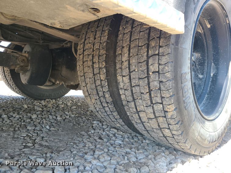 image for item IF9446 2004 International 4300  flatbed truck