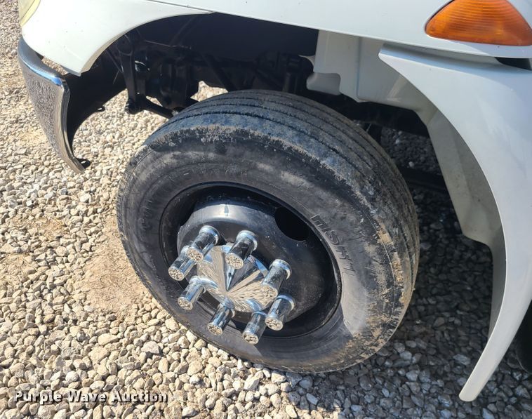 image for item IF9446 2004 International 4300  flatbed truck