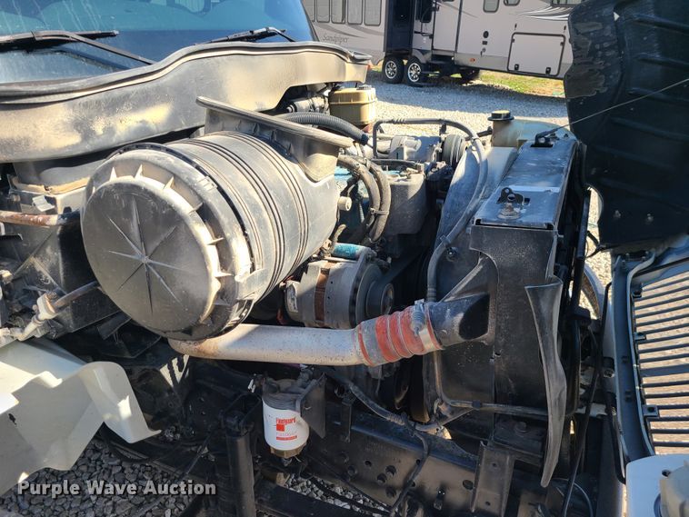 image for item IF9446 2004 International 4300  flatbed truck