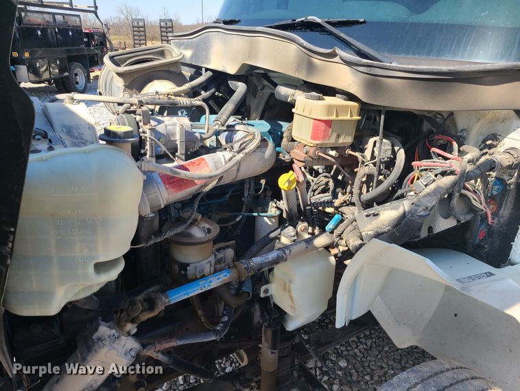 image for item IF9446 2004 International 4300  flatbed truck