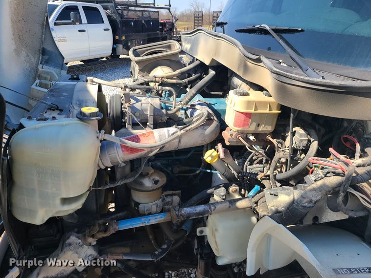 image for item IF9446 2004 International 4300  flatbed truck