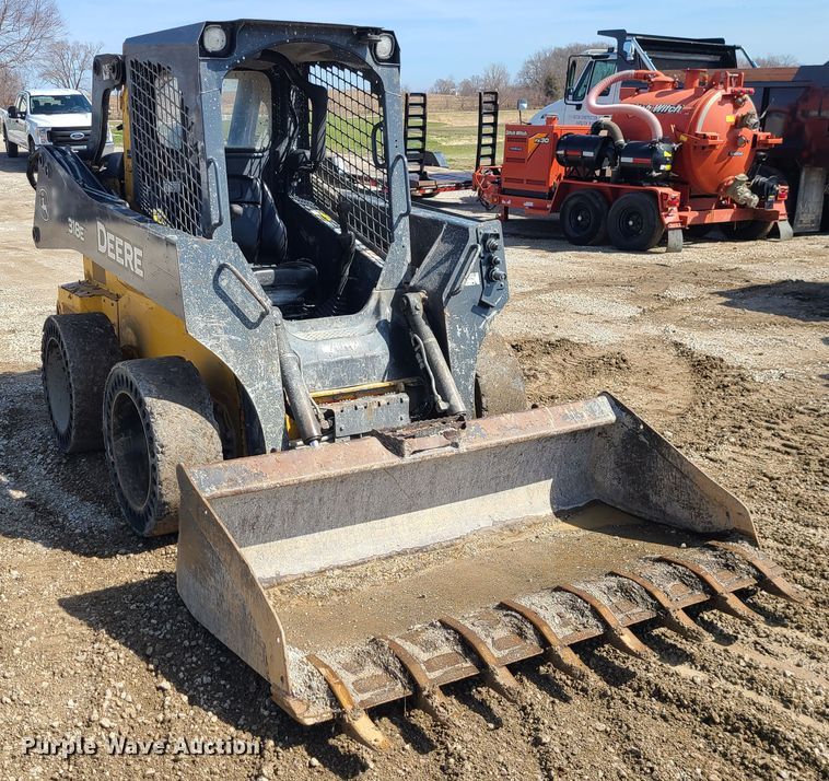 image for item IF9470 2014 John Deere 318E  skid steer loader