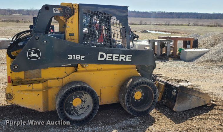 image for item IF9470 2014 John Deere 318E  skid steer loader