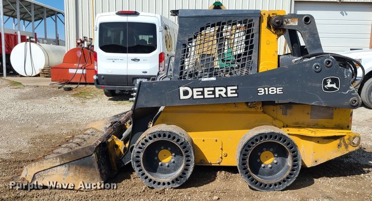 image for item IF9470 2014 John Deere 318E  skid steer loader