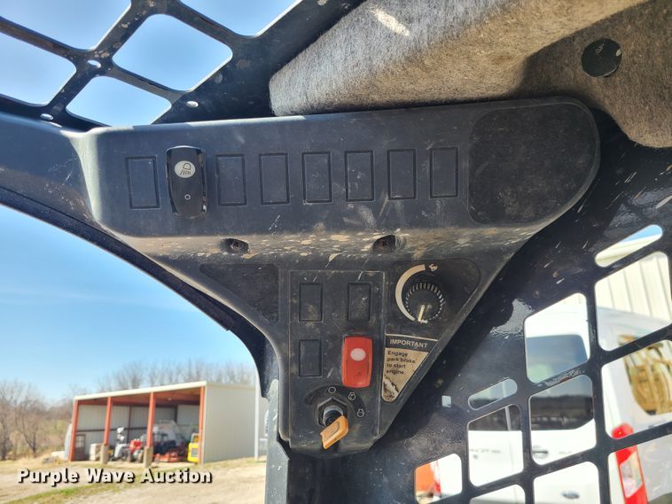 image for item IF9470 2014 John Deere 318E  skid steer loader